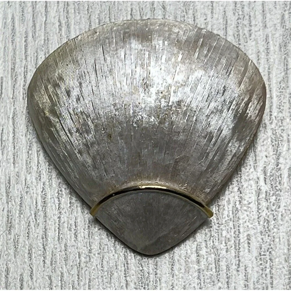 Vintage Art‎ Nouveau Shell Textured Pearl White Gold Tone Accent Pin Brooch